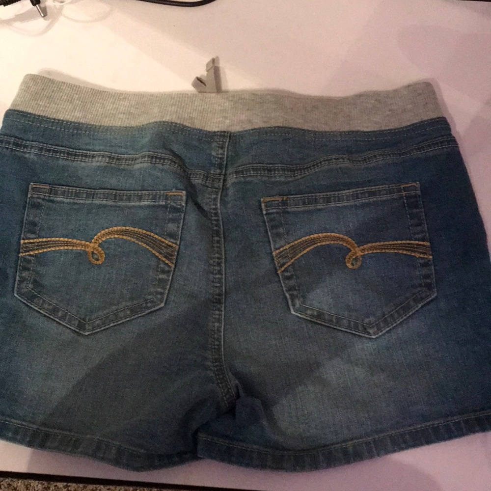 Shorts - Picture 2 of 3